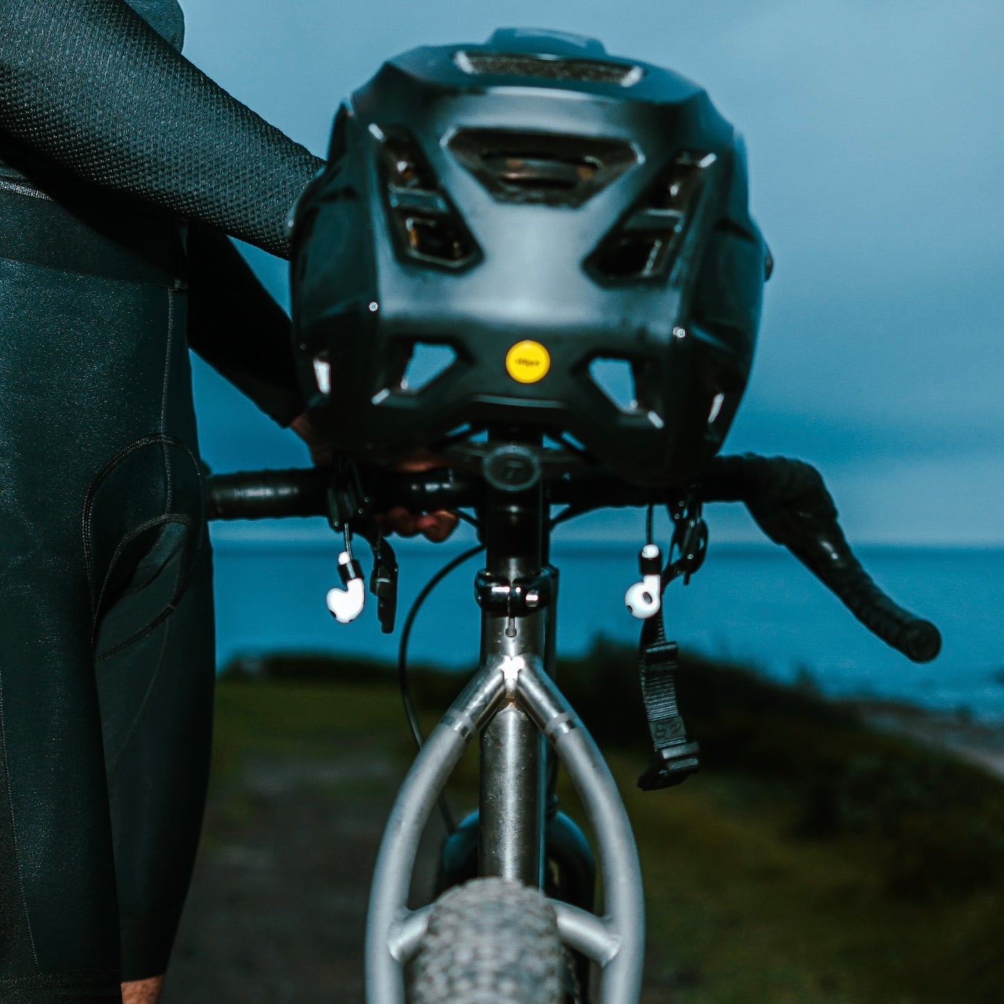 BICYCLE HELMET AIRPODS LEASH