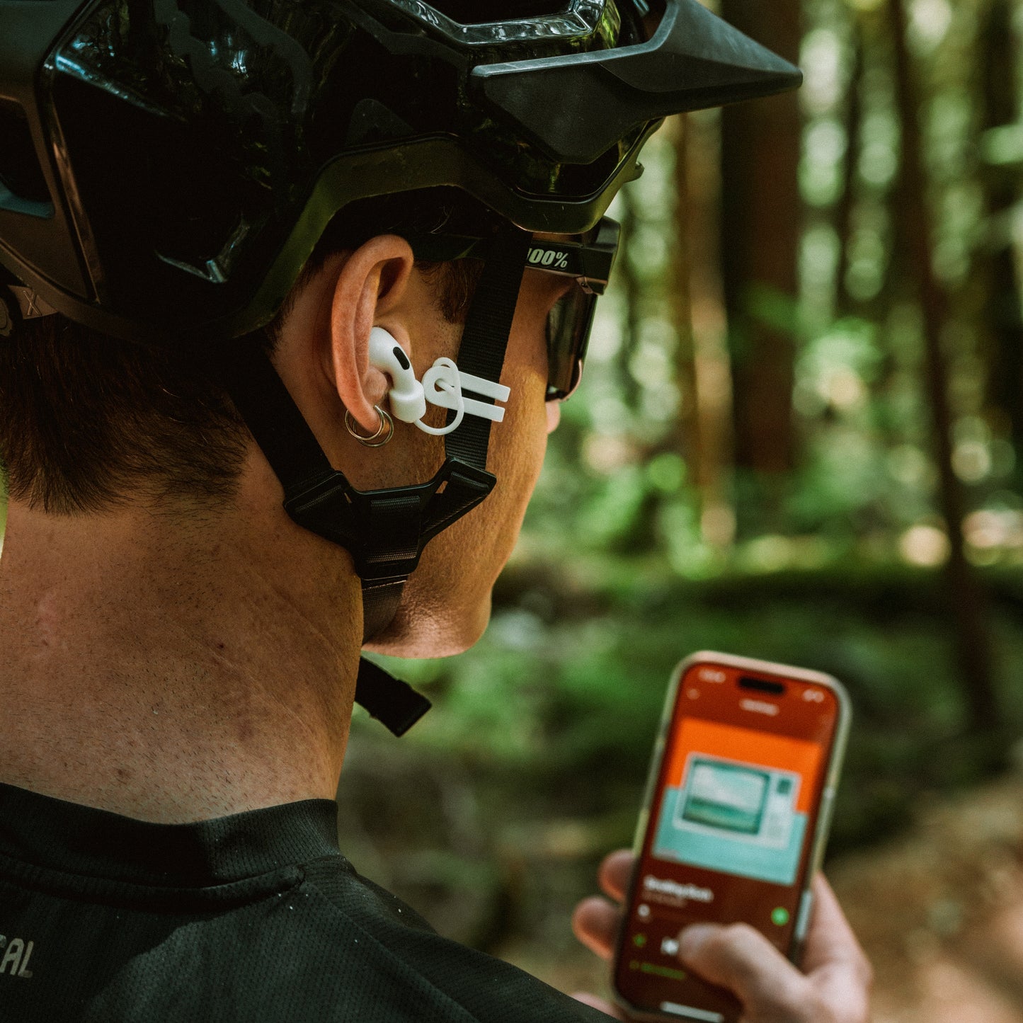 BICYCLE HELMET AIRPODS LEASH