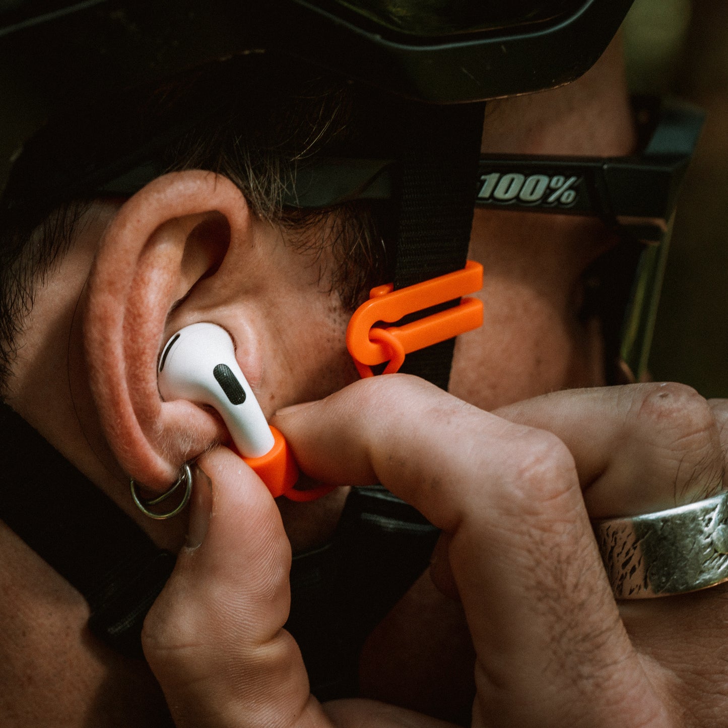 BICYCLE HELMET AIRPODS LEASH