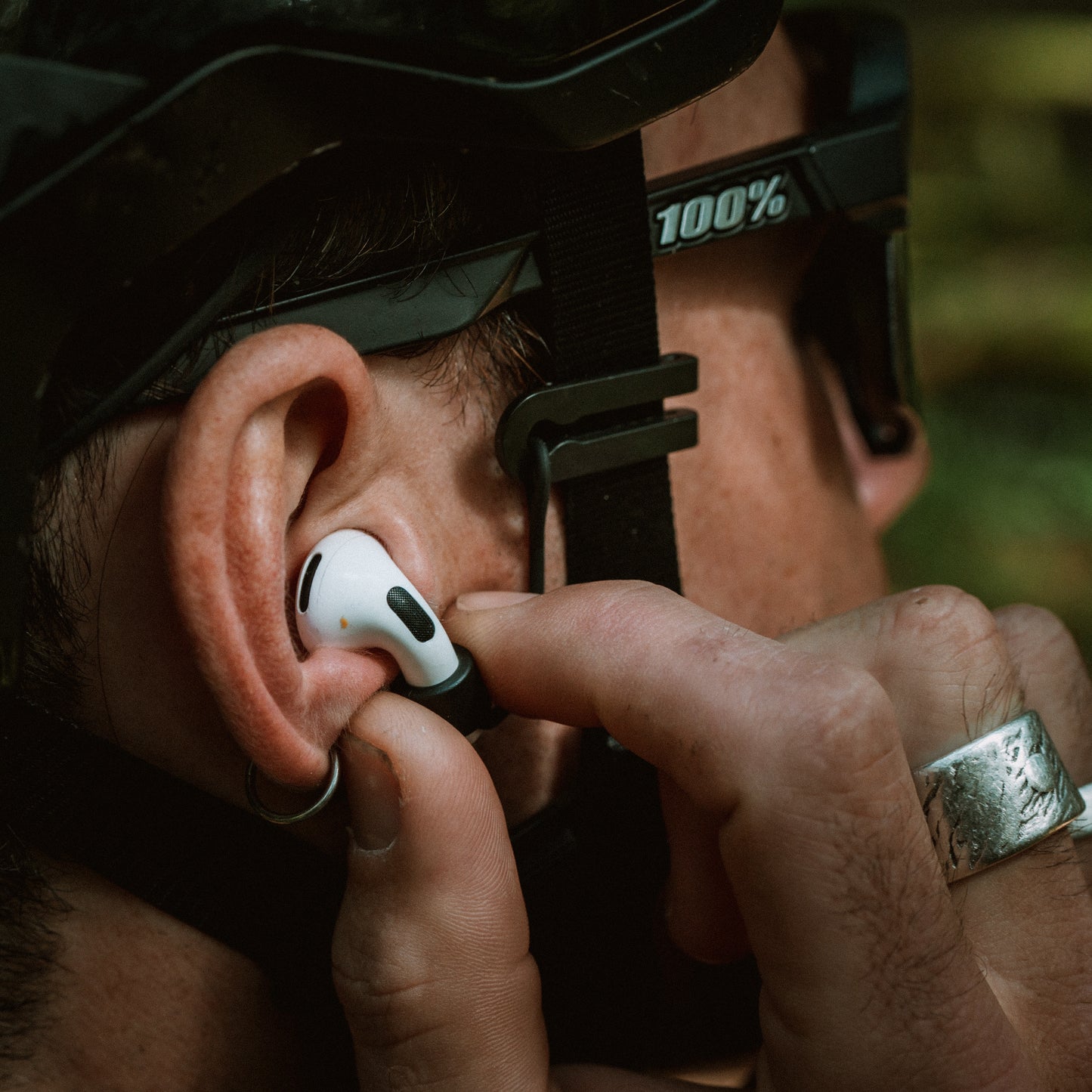 BICYCLE HELMET AIRPODS LEASH